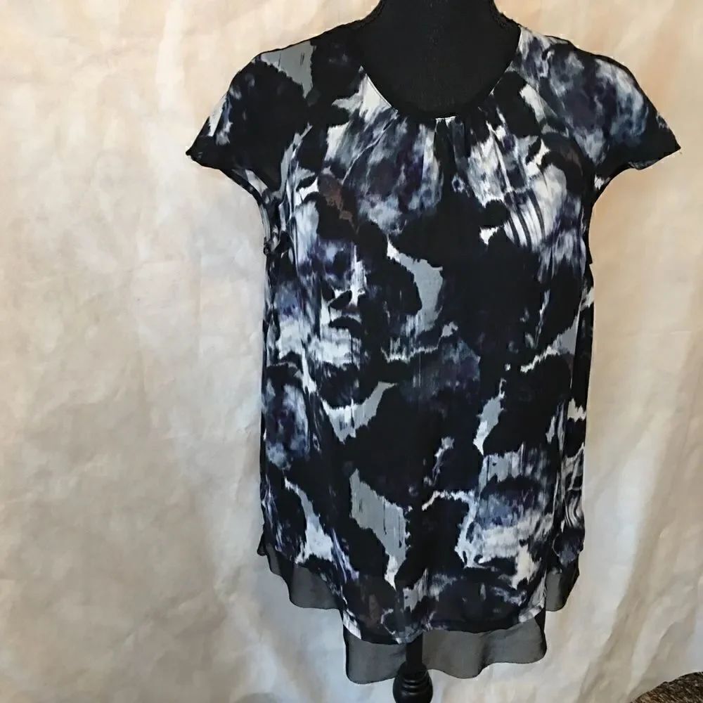 Simply Vera Vera Wang black gray top.  Size small
